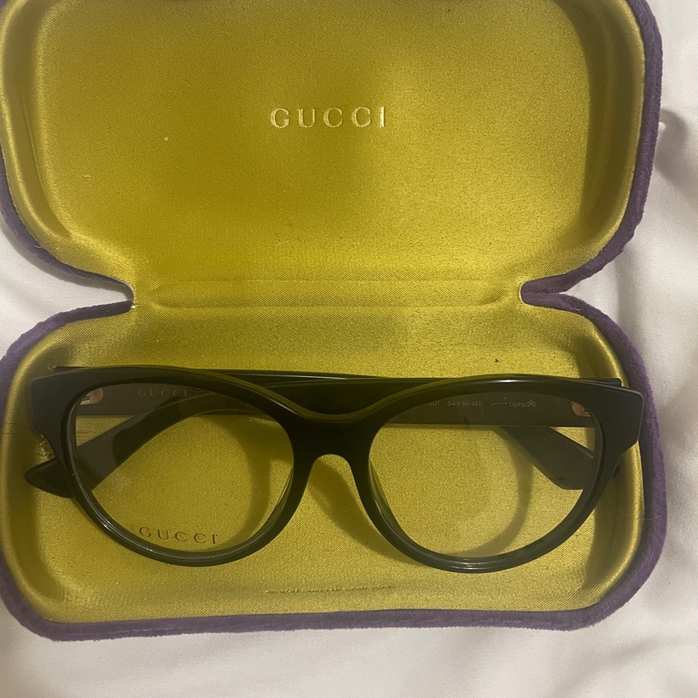 Gucci black eye glasses 🤓🐝